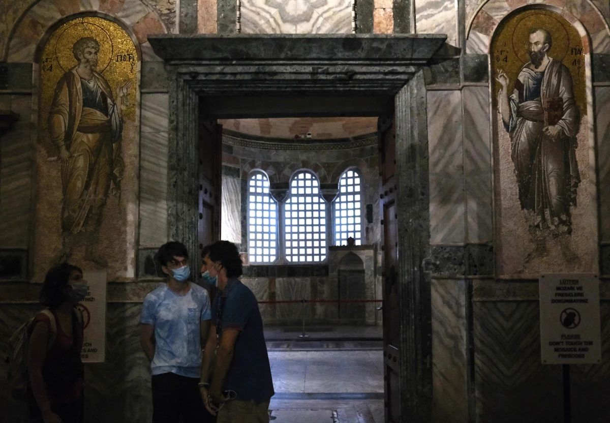 Prezydent Turcji Recep Tayyip Erdogan przekształcił kościół Świętego Zbawiciela na Chorze, jeden z najbardziej znanych bizantyjskich budynków w Stambule, w meczet. Stało się to miesiąc po otwarciu słynnej Hagii Sophii dla muzułmańskiego kultu.