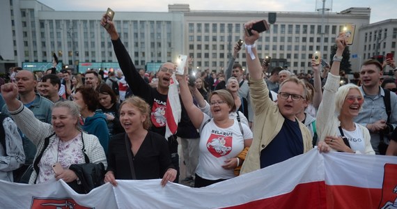 Przeciw Białorusi wykorzystywany jest scenariusz kolorowych rewolucji, działa czynnik zewnętrzny - oznajmił białoruski prezydent Alaksandr Łukaszenka na poligonie pod Grodnem. Dodał, że polecił ministrowi obrony podjęcie "ostrych środków" w celu ochrony integralności terytorialnej kraju.
