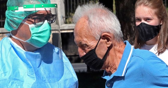 W sobotę resort zdrowia poinformował o 900 nowych przypadkach zakażenia koronawirusem i śmierci kolejnych 13 osób. Aktualny bilans pandemii w Polsce to 61 181 zakażeń i 1 951 ofiar śmiertelnych. Od początku pandemii SARS-CoV-2 w Polsce wyzdrowiało już 41 661 osób z potwierdzonym zakażeniem. 
