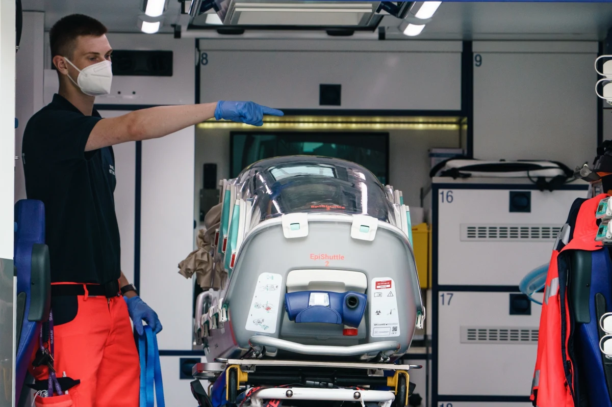 Stan Aleksieja Nawalnego jest bardzo niepokojący - powiedział aktywista Jaka Bizilj, którego fundacja Cinema for Peace zorganizowała przewiezienie opozycjonisty do szpitala w Berlinie.