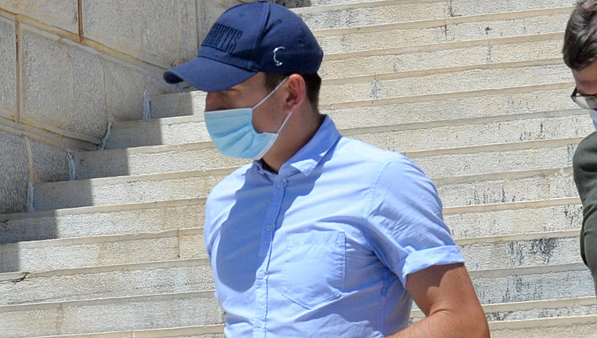 Zatrzymany na greckiej wyspie Mykonos kapitan piłkarzy Manchesteru United Harry Maguire złożył zeznania przed prokuratorem i może wrócić do domu, gdyż proces został przełożony na wtorek i może się odbyć bez jego udziału.