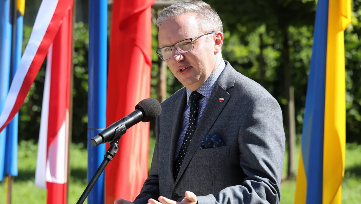 Polska konsekwentnie na arenie międzynarodowej opowiada się za prymatem prawa międzynarodowego w relacjach między państwami. Przestrzeganie prawa międzynarodowego jest, w naszym przekonaniu, podstawą pokoju na świecie. Dlatego jest dla nas zasmucające i zadziwiające, że w propagandzie władz Białorusi pojawiają się sugestie jakoby Polska miała zamiar naruszać integralność terytorialną tego państwa. Polska nie miała i nie ma takich zamiarów - poinformował PAP szef gabinetu prezydenta RP Krzysztof Szczerski.