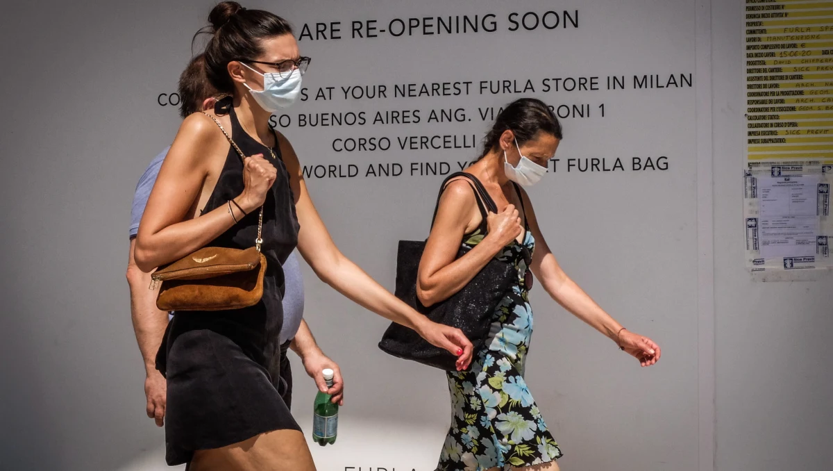 1071 nowych zakażeń koronawirusem potwierdzono ostatniej doby we Włoszech - podało w sobotę ministerstwo zdrowia. To najwyższy przyrost kolejnych infekcji od 12 maja, gdy kraj był jeszcze zamknięty z powodu kwarantanny. Zarejestrowano trzy kolejne zgony.