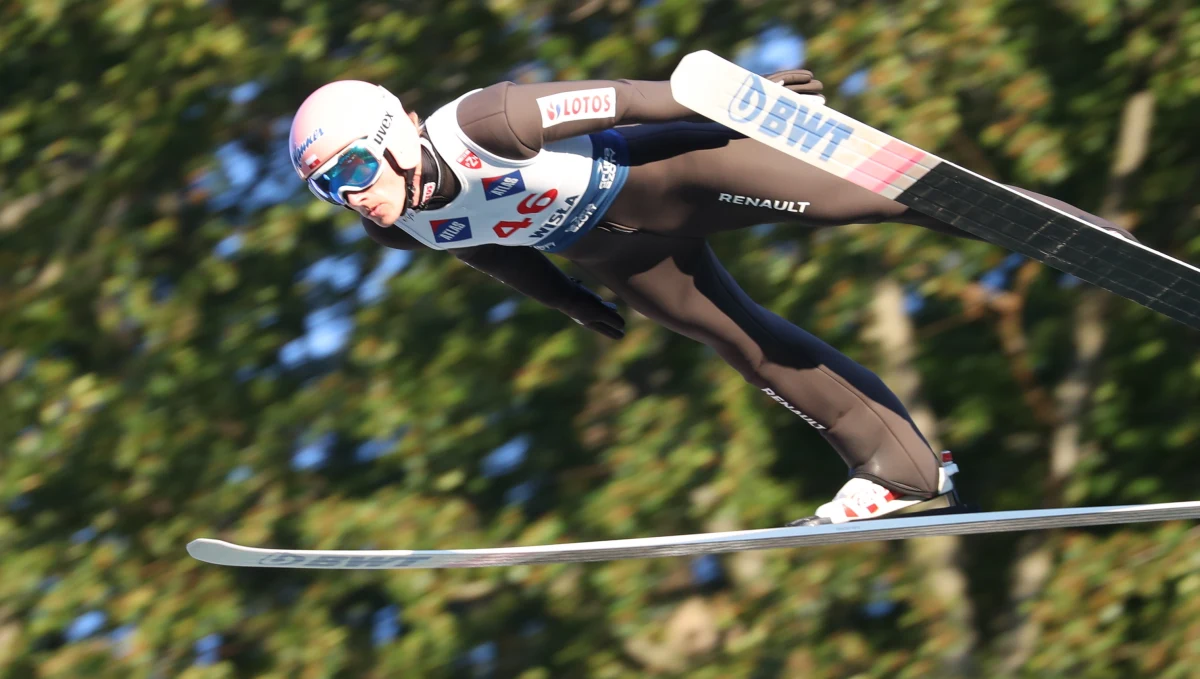 Dawid Kubacki wygrał w sobotę pierwszy konkurs Letniej Grand Prix w skokach narciarskich na obiekcie im. Adama Małysza w Wiśle. Drugi był Kamil Stoch, a trzeci Piotr Żyła. W czołowej szóstce znalazło się pięciu biało-czerwonych.