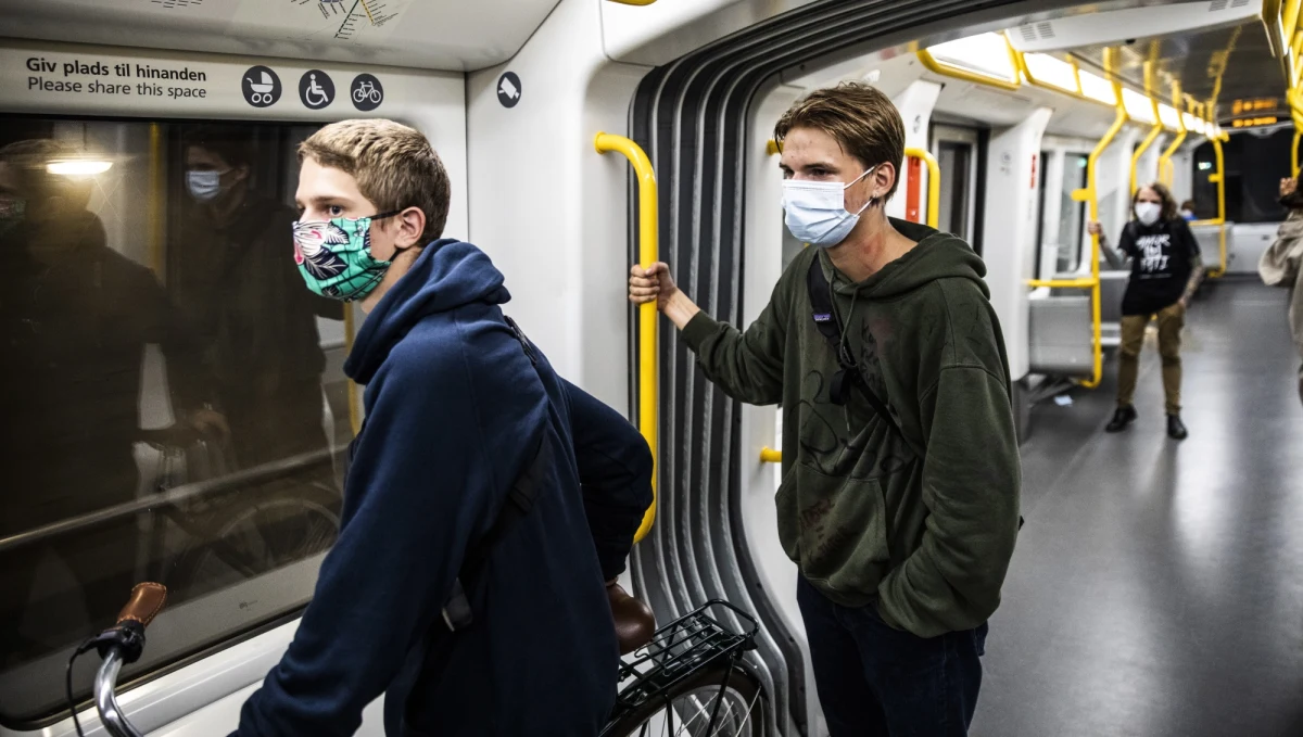 Dzieci w wieku 12 lat i starsze powinny nosić maseczki na twarz, aby pomóc w walce z pandemią koronawirusa, tak samo jak dorośli - poinformowały Światowa Organizacja Zdrowia (WHO) i Fundusz Narodów Zjednoczonych na rzecz Dzieci (UNICEF).