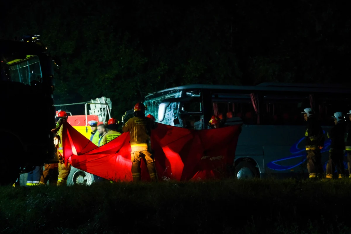 Dziewięć osób zginęło w wyniku zderzenia busa i autokaru na drodze krajowej nr 88 w Gliwicach – przekazała policja i straż pożarna. Zginęły wszystkie osoby jadące busem. Rannych zostało siedem osób jadących autokarem. W najpoważniejszym stanie jest kierowca. 