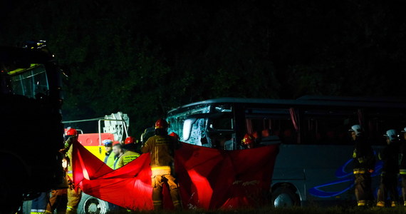 Dziewięć osób zginęło w wyniku zderzenia busa i autokaru na drodze krajowej nr 88 w Gliwicach – przekazała policja i straż pożarna. Zginęły wszystkie osoby jadące busem. Rannych zostało siedem osób jadących autokarem. W najpoważniejszym stanie jest kierowca. 