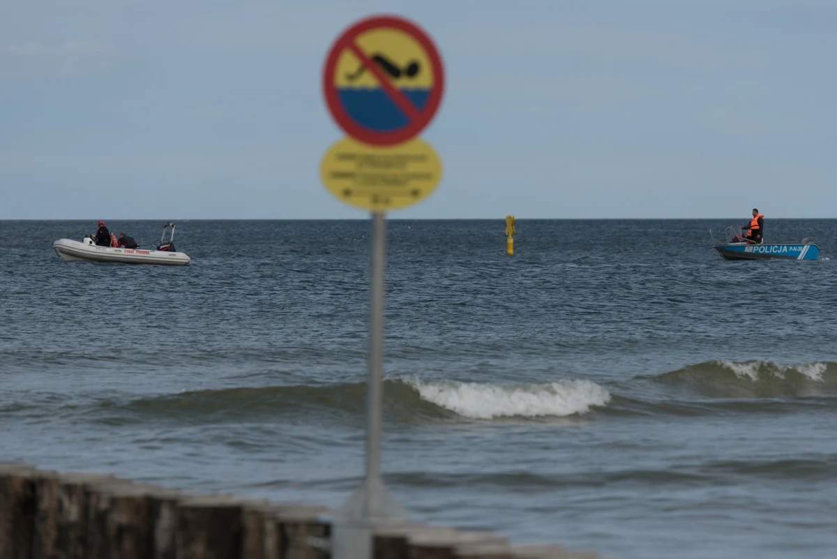 ​Morska Służba Poszukiwania i Ratownictwa, Wodne Ochotnicze Pogotowie Ratunkowe i śmigłowiec marynarki wojennej poszukują mężczyzny, który wszedł do morza w Jarosławcu w Zachodniopomorskiem.