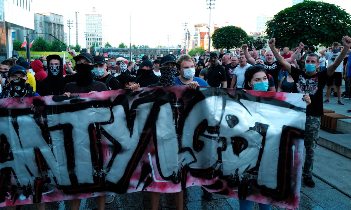 Policja zatrzymała mężczyznę, który hajlował na demonstracji w Katowicach. Odpowie przed prokuratorem za publiczne propagowanie faszyzmu i nawoływanie do nienawiści - napisał na swoim Twitterze wiceszef MSWiA Maciej Wąsik.