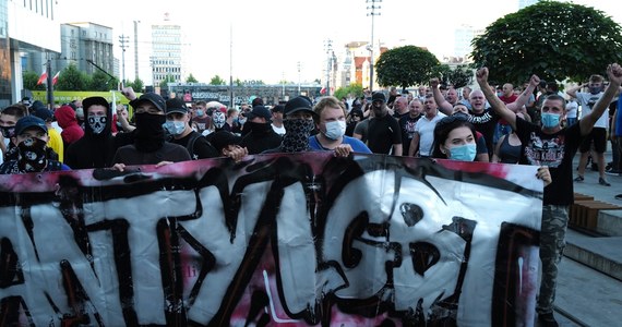 Policja zatrzymała mężczyznę, który hajlował na demonstracji w Katowicach. Odpowie przed prokuratorem za publiczne propagowanie faszyzmu i nawoływanie do nienawiści - napisał na swoim Twitterze wiceszef MSWiA Maciej Wąsik.