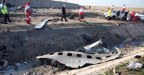 Analiza czarnych skrzynek ukraińskiego samolotu zestrzelonego w styczniu pod Teheranem pokazuje, że został on trafiony dwoma pociskami w odstępie 25 sekund. Pasażerowie żyli jeszcze przez jakiś czas po uderzeniu pierwszego - poinformowały władze Iranu.