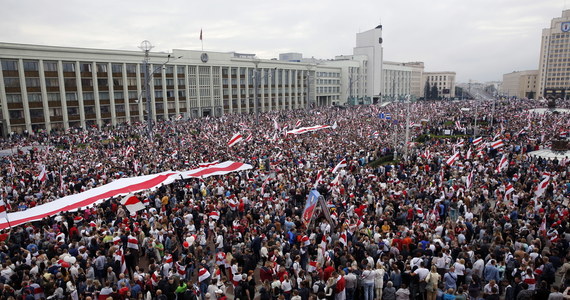 W Mińsku trwa demonstracja pod hasłem "Marsz Nowej Białorusi". Na placu Niepodległości w centrum miasta spotkały tłumy, prawdopodobnie dziesiątki, a według niezależnych mediów nawet setki tysięcy. Marsz trwa od kilku godzin. Na razie odbywa się bez interwencji milicji - nie ma informacji o zatrzymaniach. Protestujący zamierzali się dostać pod Pałac Niepodległości, który jest siedzibą prezydenta. Jednak drogę odgrodził im wojskowy kordon. Początkowo sądzono, że prezydent Łukaszenka został ewakuowany ze swojej siedziny, jednak jak widać na nagraniach - przyleciał do niej śmigłowcem. Wysiadł w kamizelce kuloodpornej i z karabinem w ręce.