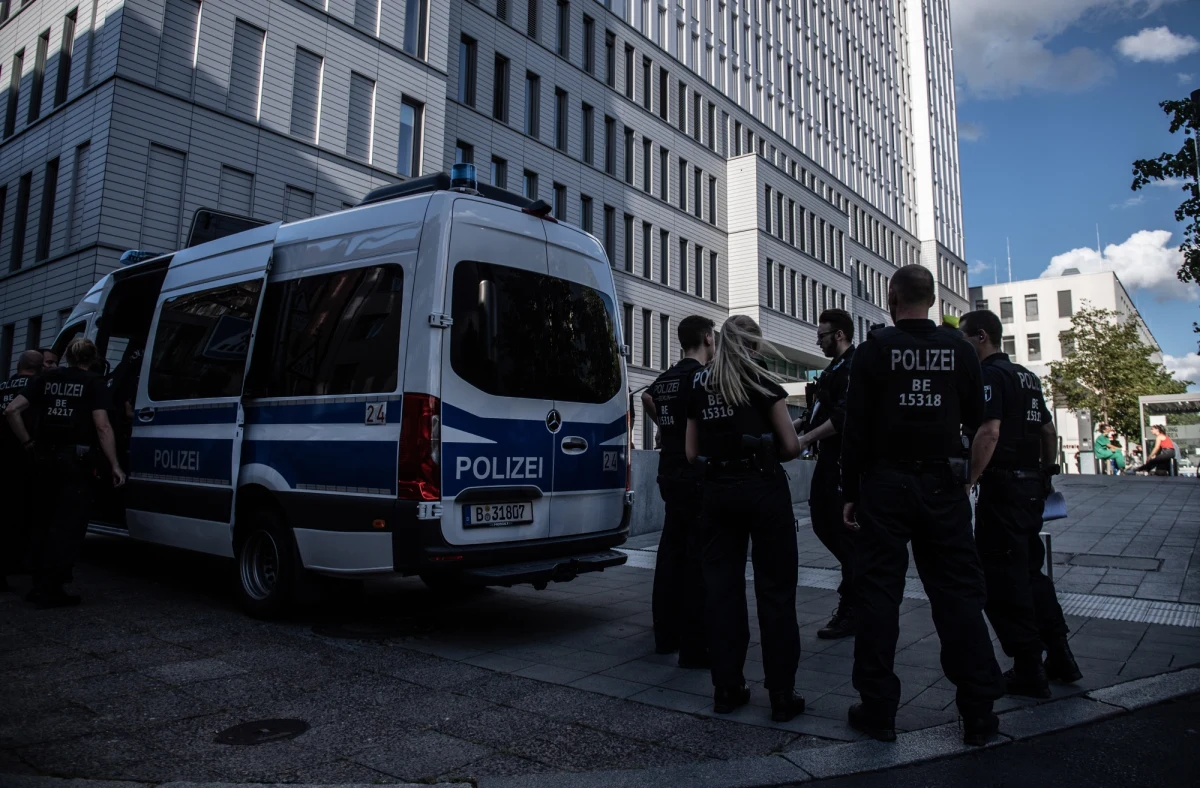 Jeżeli Aleksiej Nawalny przeżyje "atak trucizną", to "przez miesiące nie będzie mógł działać jako polityk" - powiedział niemieckiemu tabloidowi "Bild" Jaka Bizij, założyciel fundacji Cinema for Peace. Właśnie fundacja Bizija wysłała po Nawalnego do położonego na Syberii Omska samolot medyczny wyposażony w aparaturę do przewozu chorych. W sobotę Nawalny został przewieziony samolotem medycznym do berlińskiego szpitala Charite.