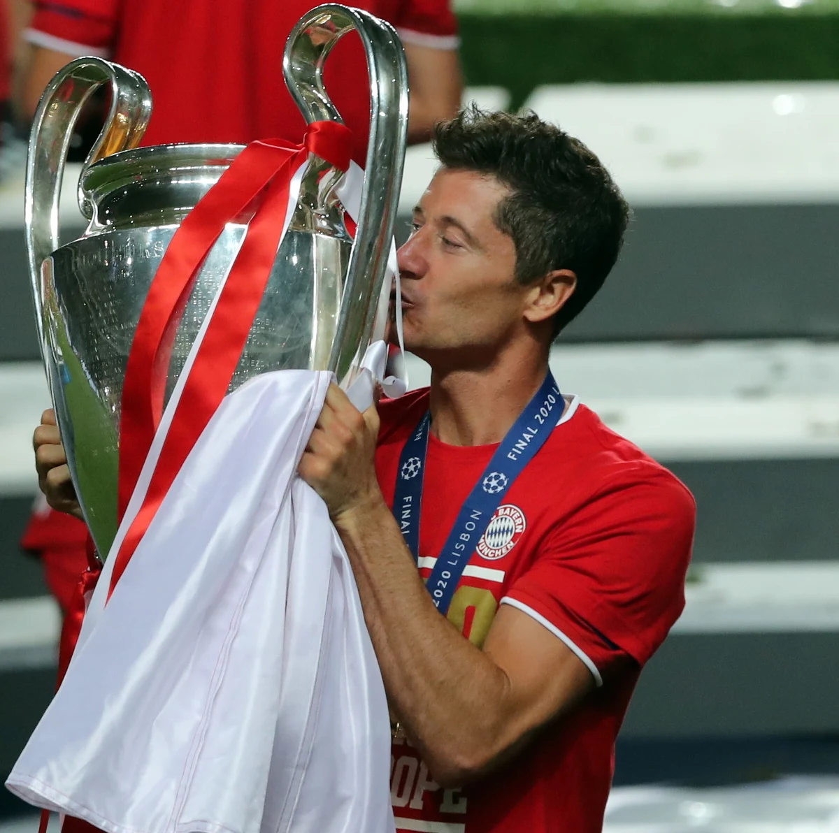 Piłkarze Bayernu Monachium w niedzielnym finale Ligi Mistrzów w Lizbonie pokonali Paris Saint-Germain 1:0. Mecz rozegrano przy pustych trybunach z powodu pandemii koronawirusa. „Nie wyznaczyłem żadnej godziny końca imprezy. Świętowanie, gdy się coś wygra, jest naturalne. Impreza musi być i nie wiem, kiedy się skończy” – mówił trener Bawarczyków po zakończonym spotkaniu.