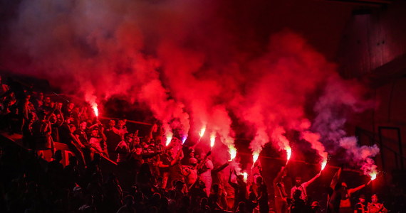 Po przegranej Paris Saint Germain z Bayernem Monachium 0:1 w finale piłkarskiej Ligi Mistrzów w Paryżu doszło do starć kibiców z policją. 148 osób zostało zatrzymanych, a na Polach Elizejskich spłonęło kilka samochodów oraz kontenerów na śmieci. Zdewastowano sklepy.