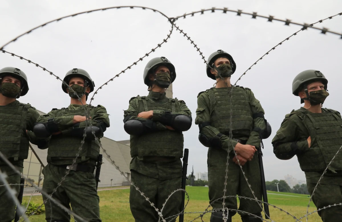 Dwie osoby należące do prezydium białoruskiej opozycyjnej Rady Koordynacyjnej zostały zatrzymane w poniedziałek rano przez OMON - podało Radio Swoboda. Zatrzymani to Wolha Kawalkawa i Siarhiej Dyleuski.