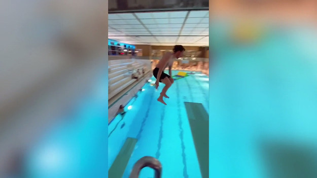 Niesamowitą sztuczką pochwalił się pewien 24-latek. Filip Devor, bo tak się nazywa, pokazał jak na basenie można wykorzystać dwie trampoliny naraz. Pierwszą wykorzystał do nabrania wysokości, a po chwili wskoczył na drugą, wyższą, i z niej poszybował do wody. Niesamowite!
