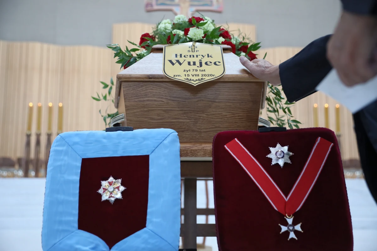 Były działacz opozycji demokratycznej w PRL, członek KOR, działacz "Solidarności", więzień polityczny, po 1989 r. polityk i działacz społeczny Henryk Wujec spoczął w poniedziałek w Alei Zasłużonych na Cmentarzu Wojskowym na Powązkach. Zmarł 15 sierpnia po długiej i ciężkiej chorobie. Miał 79 lat. Prezydent Andrzej Duda zdecydował o pośmiertnym odznaczeniu Henryka Wujca Orderem Orła Białego.