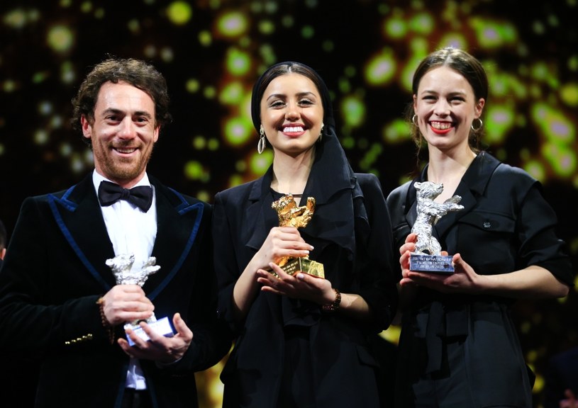 Organizatorzy przyszłorocznego festiwalu filmowego w Berlinie zdecydowali, że przyznawane tam nagrody aktorskie zostaną wręczone bez podziału na płeć. Zamiast nagród dla najlepszego aktora i najlepszej aktorki, nagrodzony zostanie najlepszy występ pierwszoplanowy oraz najlepszy występ drugoplanowy.