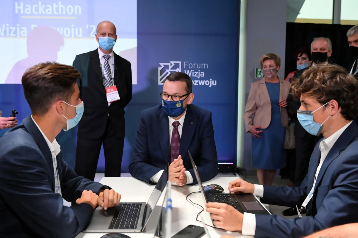 „Koronawirus to taka współczesna światowa wojna, która zmienia układ sił” - powiedział w poniedziałek premier Mateusz Morawiecki podczas sesji otwierającej III edycję Forum Wizja Rozwoju w Gdyni. Europa Centralna stoi przed wielkimi wyzwaniami i możliwościami - dodał.