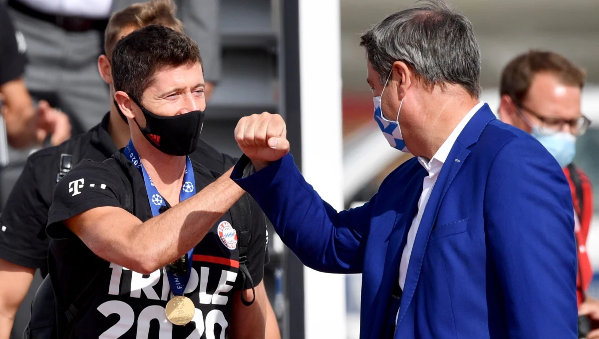 Triumfatorzy Ligi Mistrzów piłkarze Bayernu Monachium, w tym Robert Lewandowski, wylądowali w poniedziałek po południu w Niemczech. Zawodnicy wyszli na płytę ubrani w czarne koszulki z napisem "Triple 2020". "Cała Bawaria jest z was dumna" - przywitał ich premier landu Markus Soeder.