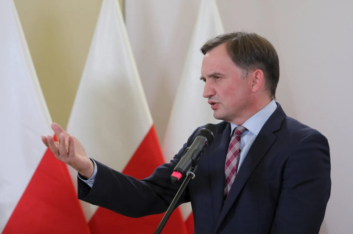 Na ten moment nie widzę żadnych powodów, by minister Łukasz Szumowski miał się bać odpowiedzialności. Oczywiście śledztwo jest w toku - powiedział w poniedziałek minister sprawiedliwości-prokurator generalny Zbigniew Ziobro odnosząc się do postępowania m.in. dotyczącego zakupu maseczek ochronnych.