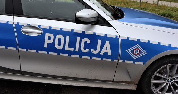 Policja wyjaśnia okoliczności wypadku, do którego doszło w poniedziałek w Poznaniu. Wskutek zderzenia radiowozu z innym pojazdem poszkodowane zostały dwie osoby; samochód policjantów stanął w ogniu.