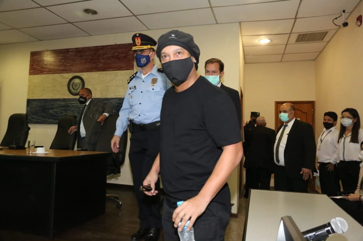 ​Były piłkarz Ronaldinho może wyjść na wolność - ogłosił w poniedziałek sędzia prowadzący sprawę Gustavo Amarilla. 40-letni Brazylijczyk, niegdyś gwiazda światowego futbolu, prawie pół roku był zatrzymany w Paragwaju za posługiwanie się fałszywym paszportem.