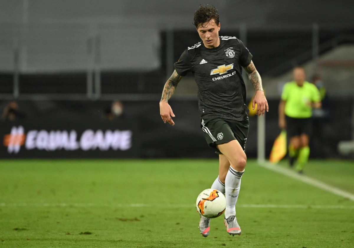 Viktor Nilsson Lindeloef, szwedzki obrońca Manchester United i wielokrotny reprezentant kraju, obronił 90-letnią kobietę zaatakowaną na ulicy przez złodzieja. Obezwładnił napastnika i przeprowadził obywatelskie aresztowanie.