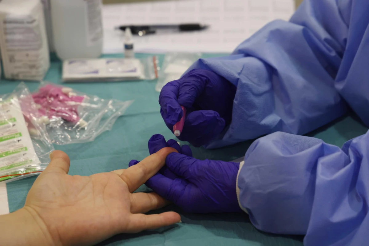 Rząd poważnie rozważa wprowadzanie ograniczeń w związku ze skokiem liczby nowych zakażeń koronawirusem i spodziewaną drugą falą epidemii. Na pierwszy ogień mogą pójść m.in. wesela i inne uroczystości rodzinne. W resorcie zdrowia trwają ostatnie analizy w tej sprawie - to ustalenia reportera RMF FM. 