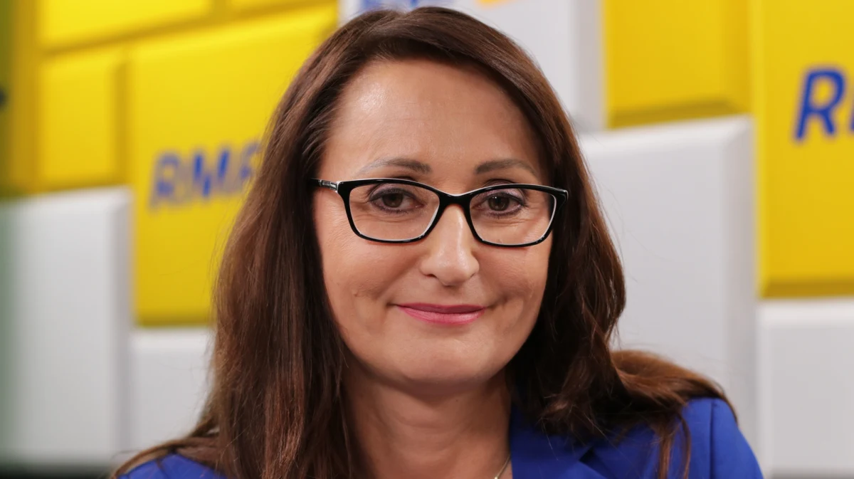 Przygotowania w warszawskich szkołach do rozpoczęcia roku szkolnego będą trwać do pierwszego dzwonka - mówi w Rozmowie w samo południe w RMF FM Renata Kaznowska. Wiceprezydent Warszawy zapewnia równocześnie, że większość szkół w stolicy jest przygotowana na przyjęcie uczniów do szkół. Dodaje, że wszystkie  warszawskie szkoły zaczynają od 1 września zajęcia stacjonarne. "Przygotowaliśmy wytyczne dla nauki hybrydowej czy zdalnej, ale myśląc o przyszłości. Wytyczne ministerialne, które dostali dyrektorzy, są dziurawe jak sito. Jest więcej niewiadomych niż wiadomych" - uważa gość Marcina Zaborskiego.  