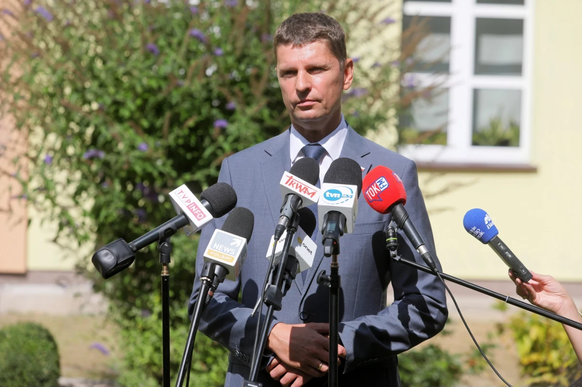 „Przeprowadzenie egzaminów ósmoklasisty i maturalnego, otwarcie przedszkoli czy konsultacje w szkołach nie spowodowały wzrostu zachorowań; to pokazuje, że młodzi ludzie nie są takim przekaźnikiem choroby, jak dorośli” - powiedział we wtorek minister edukacji Dariusz Piontkowski.