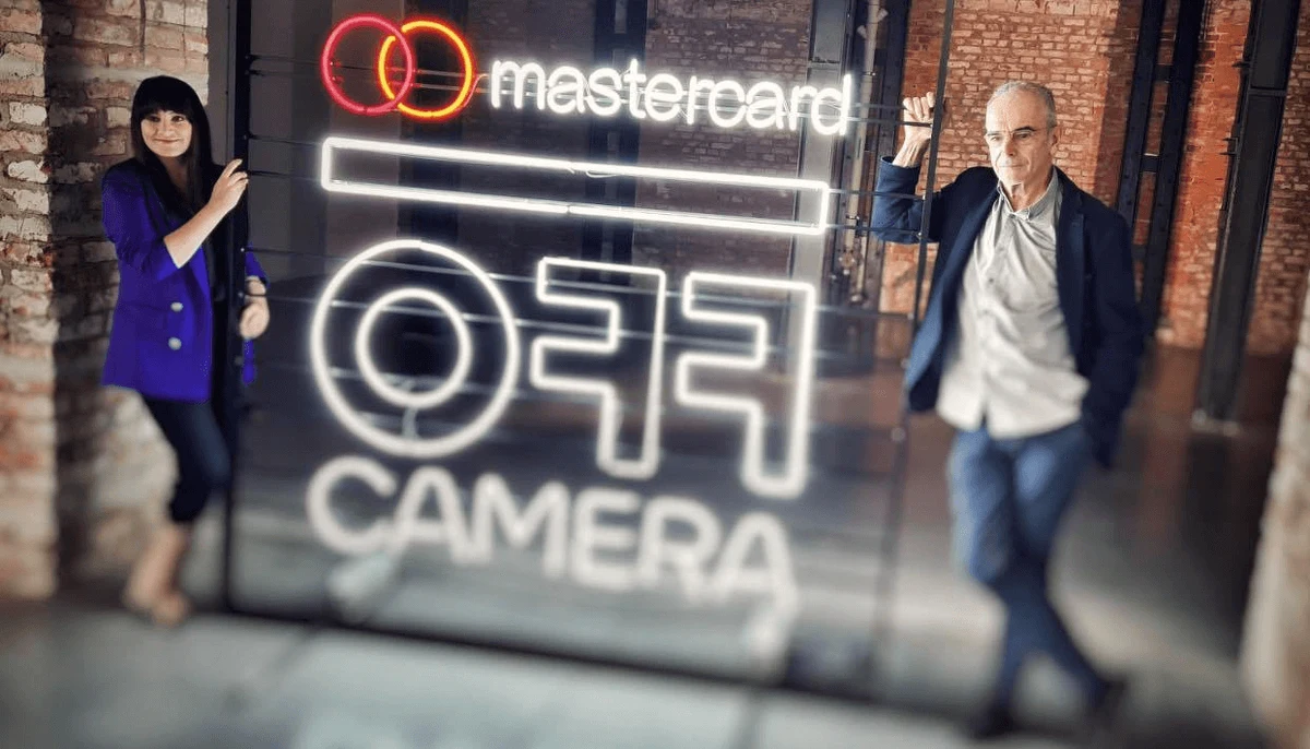 Aż 15 festiwalowych dni i nowa formuła - filmowy wrzesień nie tylko w Krakowie, ale także w Playerze - kino z całego świata, najciekawsze seriale, twórcy, którzy mają odwagę wytyczać nowe drogi i używać własnego języka filmowego. 13. edycja Festiwalu Mastercard OFF CAMERA przenosi się do przestrzeni online. Od 11 do 25 września na platformie www.player.pl będzie można obejrzeć wszystkie filmy konkursowe oraz wydarzenia towarzyszące.  Jak niezależność radzi sobie w sieci i co będzie działo się we wrześniu w przestrzeni on-line?