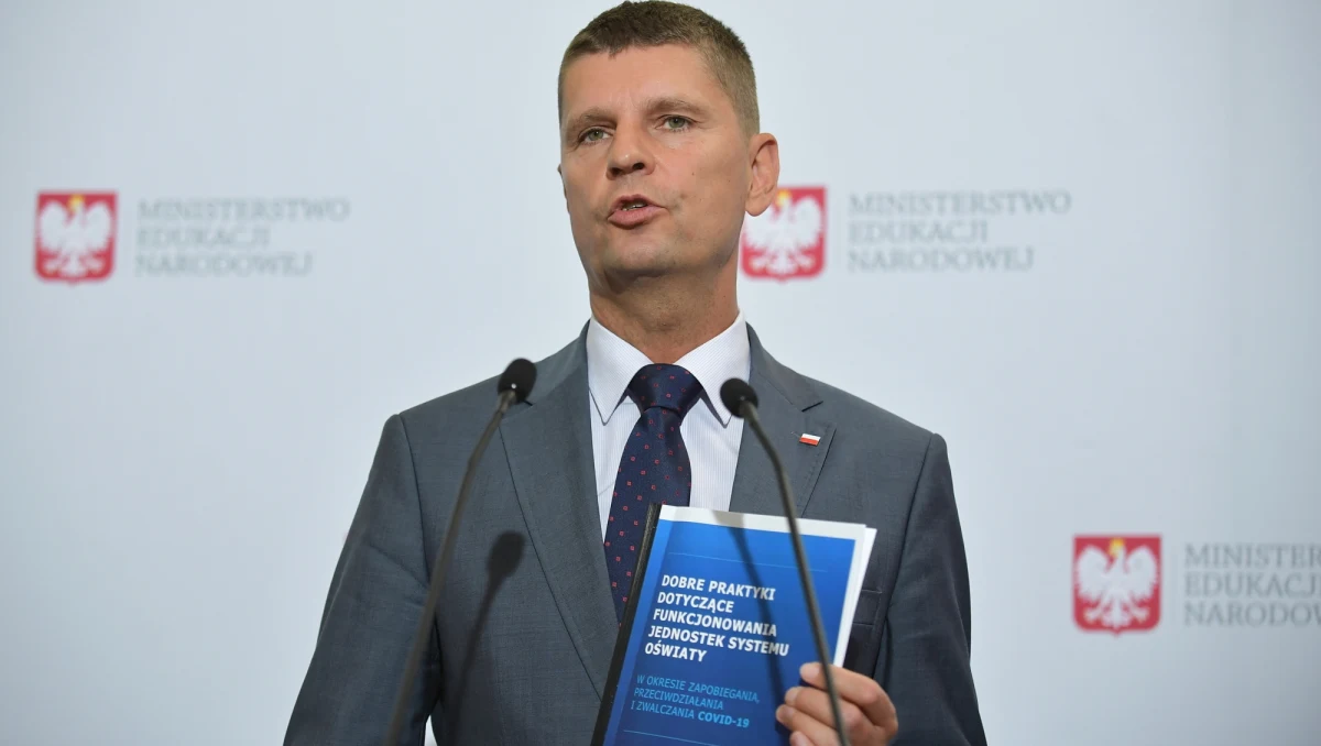 W wytycznych wyraźnie mówimy o tym, że należy ograniczyć przebywanie wszystkich uczniów i pracowników szkoły w jednym miejscu, a więc rozpoczęcie roku szkolnego także te reguły powinny obejmować – powiedział we wtorek minister edukacji narodowej Dariusz Piontkowski.