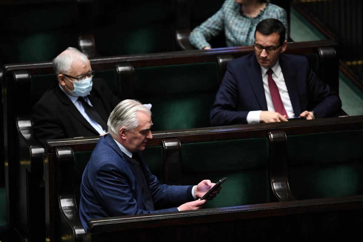 ​Funkcje wicepremiera może wkrótce pełnić co trzeci minister. Jak informuje Wirtualna Polska, w obozie Zjednoczonej Prawicy trwa walka o teczki w związku ze zbliżającą się rekonstrukcją rządu.