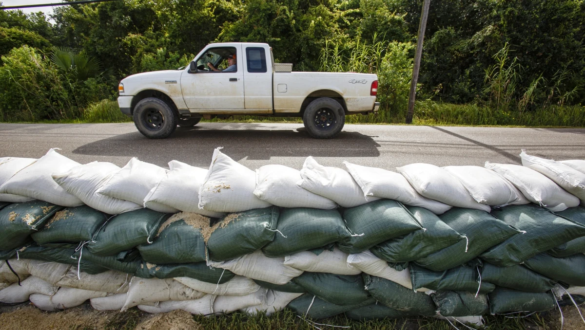 Po przejściu nad Kubą jako burza tropikalna Laura przekształciła się we wtorek nad Zatoką Meksykańską w huragan. W wybrzeże Teksasu i Luizjany żywioł uderzyć ma w czwartek rano, przybierając na sile do huraganu trzeciej kategorii w pięciostopniowej skali Saffira-Simpsona.
