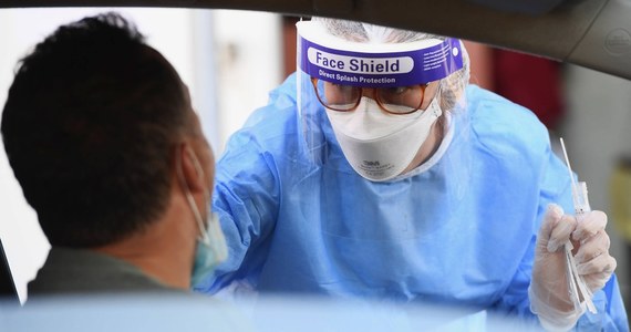 Dziennik „El Pais” ocenia, że w Hiszpanii trwa już druga fala epidemii koronawirusa - liczba odnotowywanych codziennie zakażeń wzrosła od początku czerwca dziesięciokrotnie. Wtedy rejestrowano 400 infekcji dziennie, w lipcu – 2 tys., a teraz - nawet ponad 6 tysięcy.