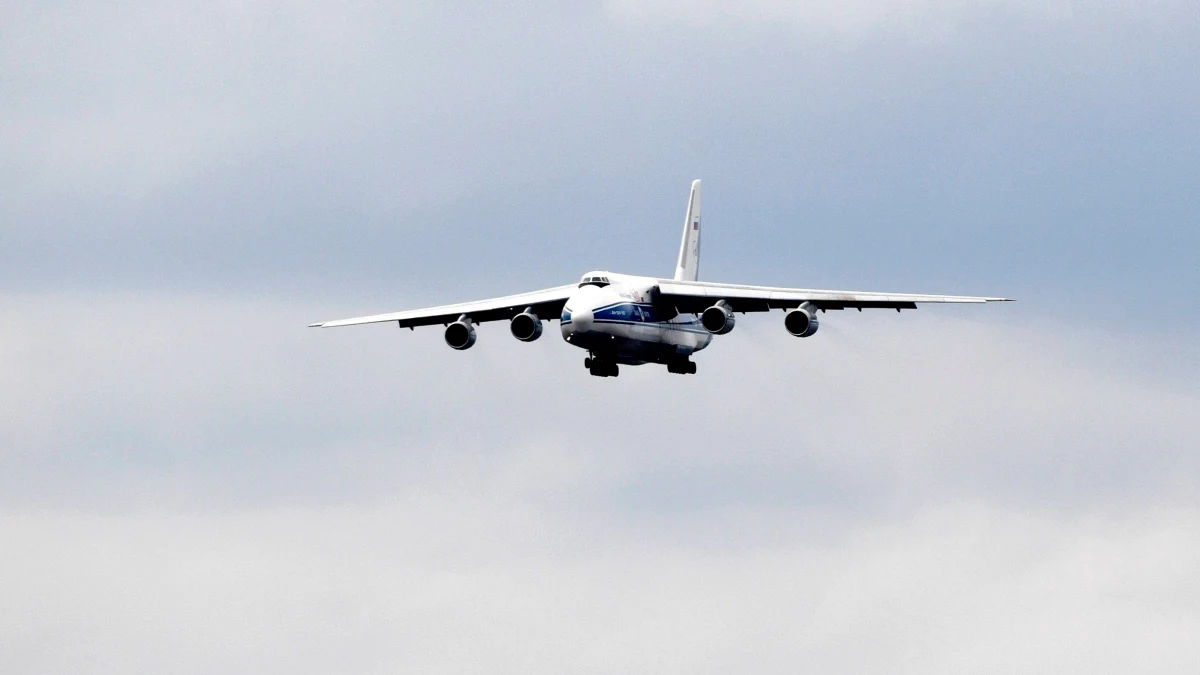 Słowacki Centralny Sztab Kryzysowy zdecydował we wtorek, że na krajowych lotniskach będą mogły lądować wszystkie samoloty cywilne, startujące z innych państw. Dotyczy to również lotnisk w krajach uznawanych za ryzykowne z punktu widzenia rozprzestrzeniania się Sars-CoV-2.