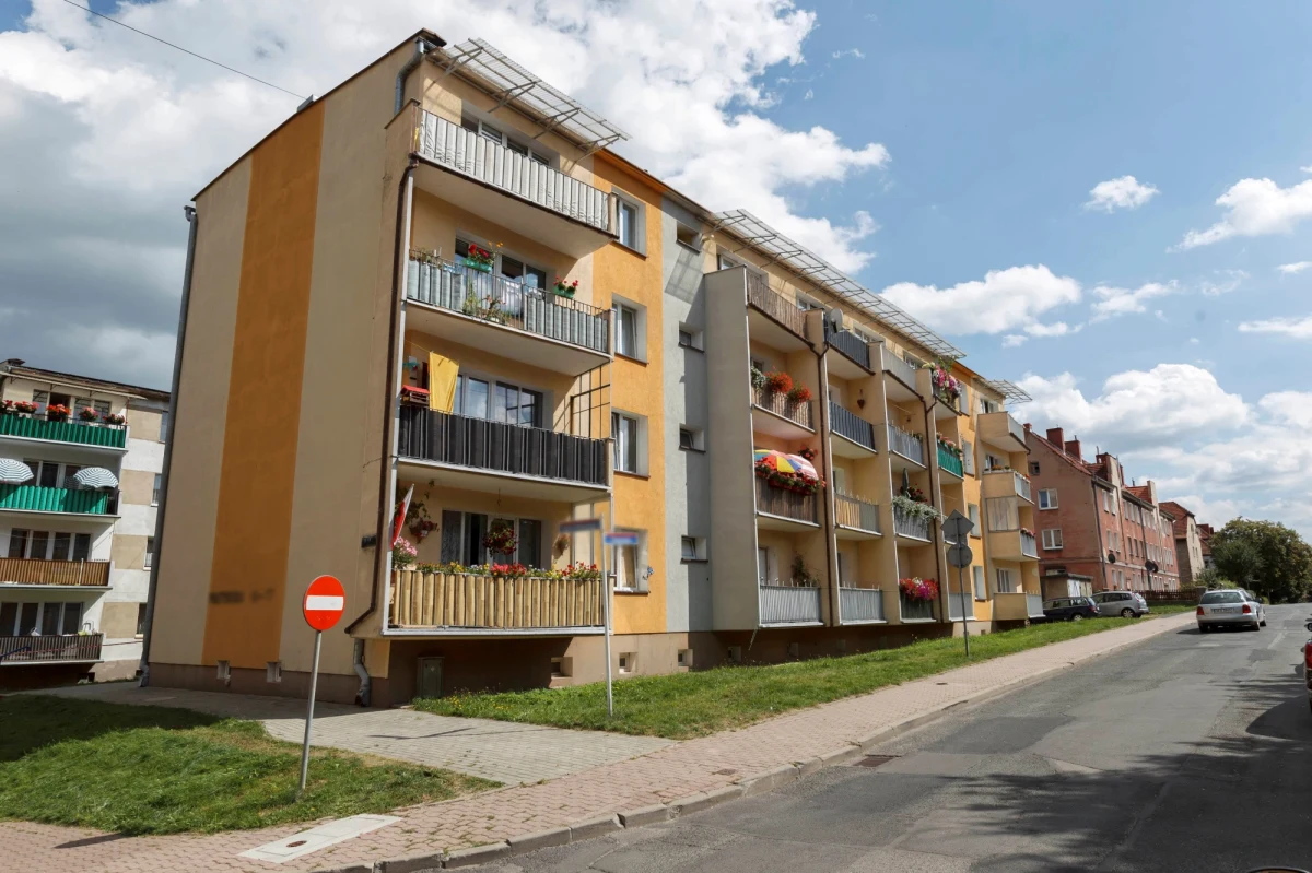 Policja pod nadzorem prokuratury wyjaśnia okoliczności wybuchu gazu w jednym z bloków w Kamiennej Górze. W mieszkaniu na parterze, gdzie doszło do tragedii, przebywała 12-latka. Dziewczynka trafiła do szpitala w ciężkim stanie.