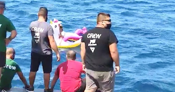 Załoga greckiego promu uratowała dziewczynkę, która na dmuchanym jednorożcu dryfowała na morzu. Służby ratownicze zawiadomili rodzice, którzy zorientowali się, że ich dziecko znajduje się ponad 800 metrów od brzegu, na wodach Zatoki Korynckiej. Do zdarzenia doszło w pobliżu miasta Antirrio.