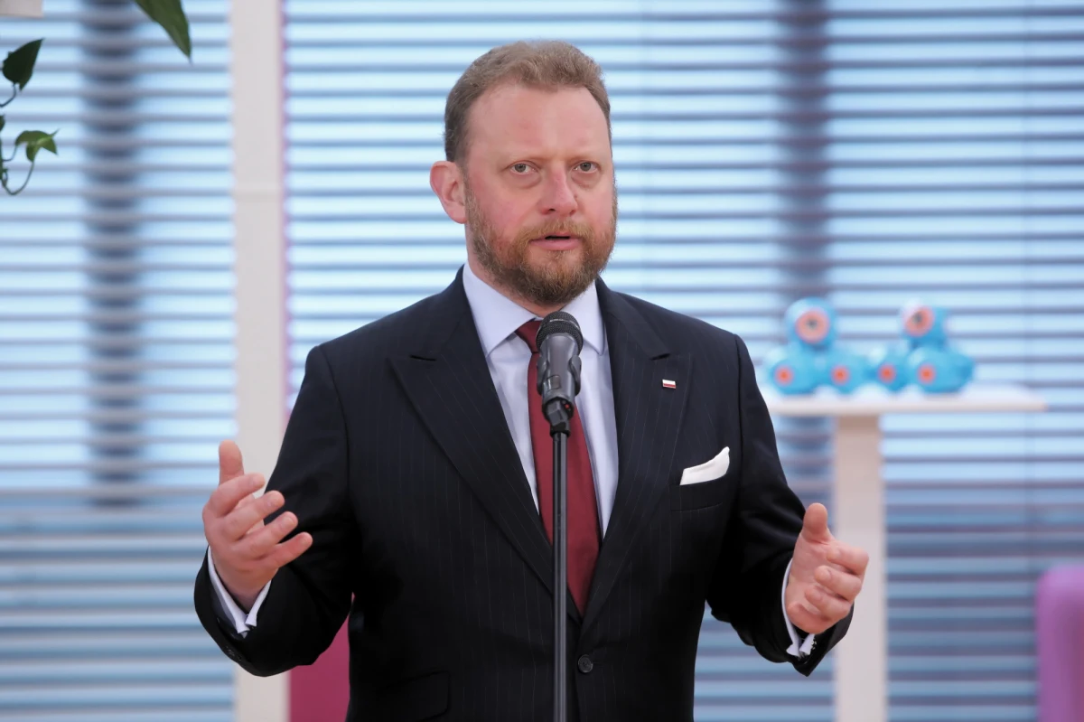 18 sierpnia odszedł z Ministerstwa Zdrowia, teraz odpoczywa. Były minister zdrowia Łukasz Szumowski podziwia uroki Morro Jable na Fuerteventurze na Wyspach Kanaryjskich - donosi "Super Express" i zamieszcza zdjęcia byłego ministra na jachcie.