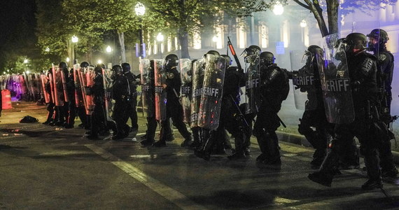 Trzy osoby zostały postrzelone, w tym jedna śmiertelnie, podczas trzeciej nocy antyrasistowskich zamieszek w mieście Kenosha w amerykańskim stanie Wisconsin. Jak poinformowała miejscowa policja, sprawca uciekł z miejsca przestępstwa.