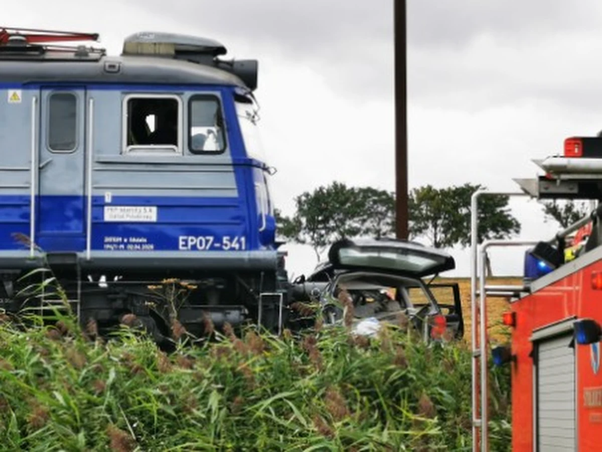 Pociąg zderzył się z autem osobowym przy stacji Miłogoszcz w powiecie koszalińskim na niestrzeżonym przejeździe kolejowym  - informuje straż pożarna. Kierowca samochodu zginął na miejscu, nikt z pociągu nie został ranny.