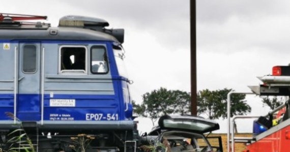 Pociąg zderzył się z autem osobowym przy stacji Miłogoszcz w powiecie koszalińskim na niestrzeżonym przejeździe kolejowym  - informuje straż pożarna. Kierowca samochodu zginął na miejscu, nikt z pociągu nie został ranny.