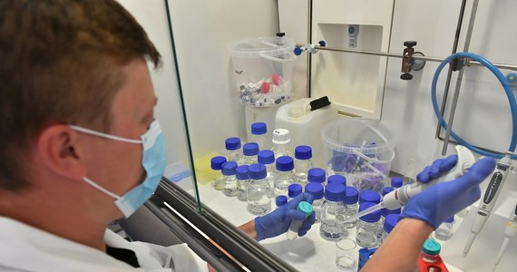 Badacze z Gdańska i Krakowa łączą siły, aby wspólnie opracować skuteczną i bezpieczną szczepionkę przeciw COVID-19. Jej działanie ma polegać na pobudzeniu limfocytów T osoby zaszczepionej do niszczenia komórek zainfekowanych przez wirusa - tłumaczy w komunikacie Fundacja na rzecz nauki Polskiej.