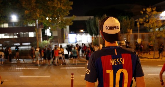 Setki kibiców Barcelony zebrały się pod stadionem Camp Nou, aby prosić gwiazdę klubu Lionela Messiego o pozostanie w nim. Argentyński piłkarz w poniedziałek złożył pismo, w którym powiadomił o zamiarze odejścia jeszcze w obecnym okienku transferowym.