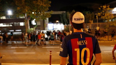 "Messi zostań!". Setki kibiców pod Camp Nou w Barcelonie