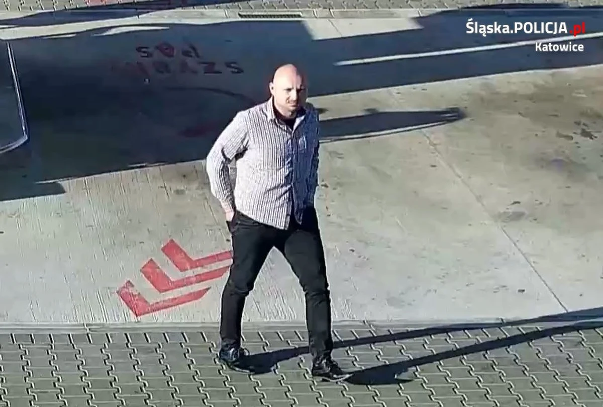 Samochód został skradziony z parkingu przy ul. Chorzowskiej w Katowicach. Tego samego dnia był widziany w Łódzkiem na stacji paliw – tam zarejestrowały go kamery monitoringu. Policja publikuje wizerunek mężczyzny, który samochód tankował – teraz trwa ustalanie jego tożsamości.