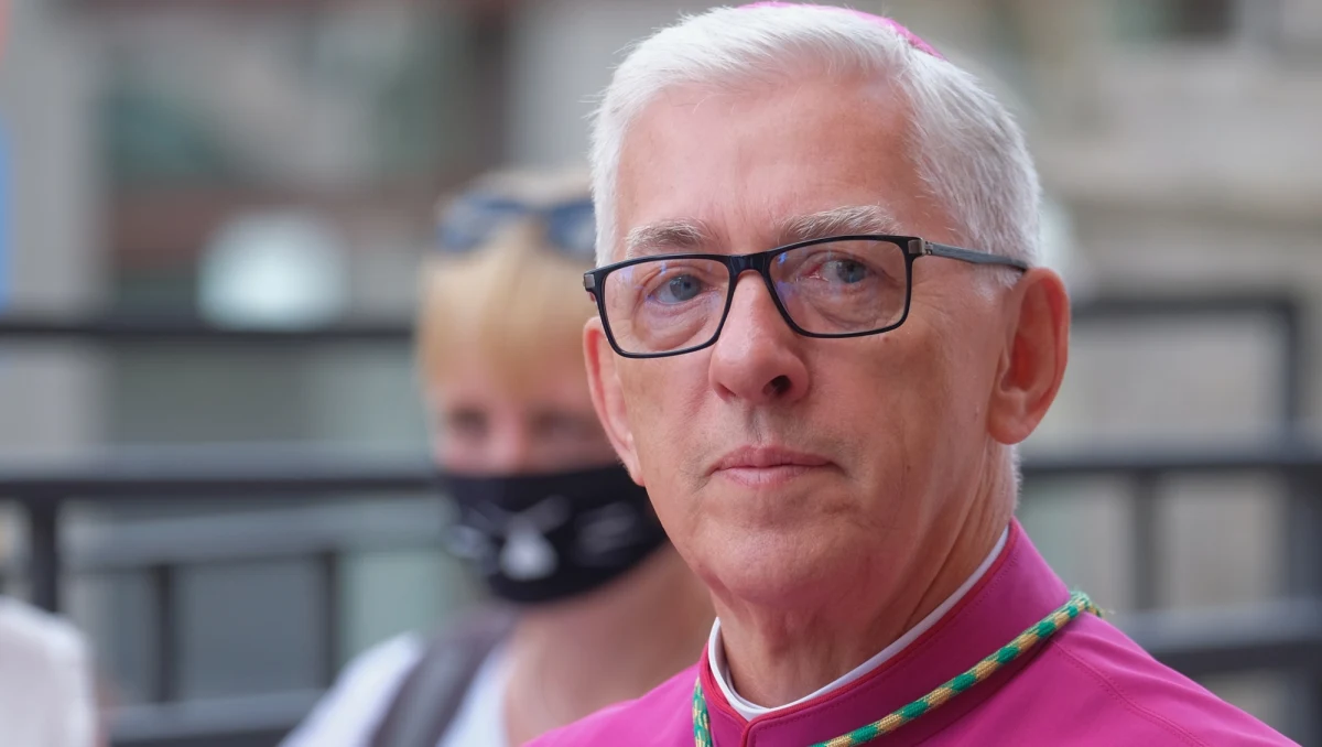 Katowicki biskup Wiktor Skworc w 2002 roku, kiedy był ordynariuszem diecezji tarnowskiej, nie zgłosił do Watykanu sprawy księdza Stanisława P., który molestował dzieci. W oświadczeniu wydanym przez archidiecezję katowicką jej rzecznik tłumaczy, że mógł się do tego przyczynić „brak doświadczeń w dziedzinie stosowania przepisów”.