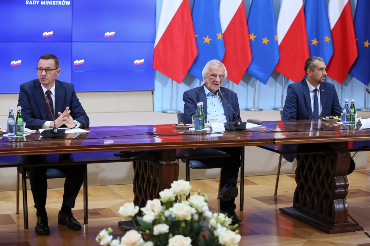 Rząd przyjął uchwałę zobowiązującą szefa KPRM Michała Dworczyka do uzgodnienia z właściwymi ministrami rozwiązań dotyczących zmniejszenia zatrudnienia w kancelarii premiera oraz w urzędach obsługujących członków Rady Ministrów - wynika z informacji przekazanej przez CIR.